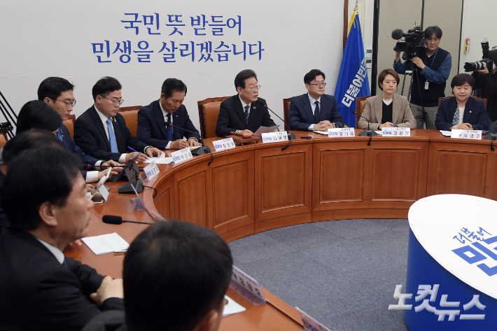 조국혁신당, 원내교섭단체 구성 착수…키 쥔 민주당은 '고심'
