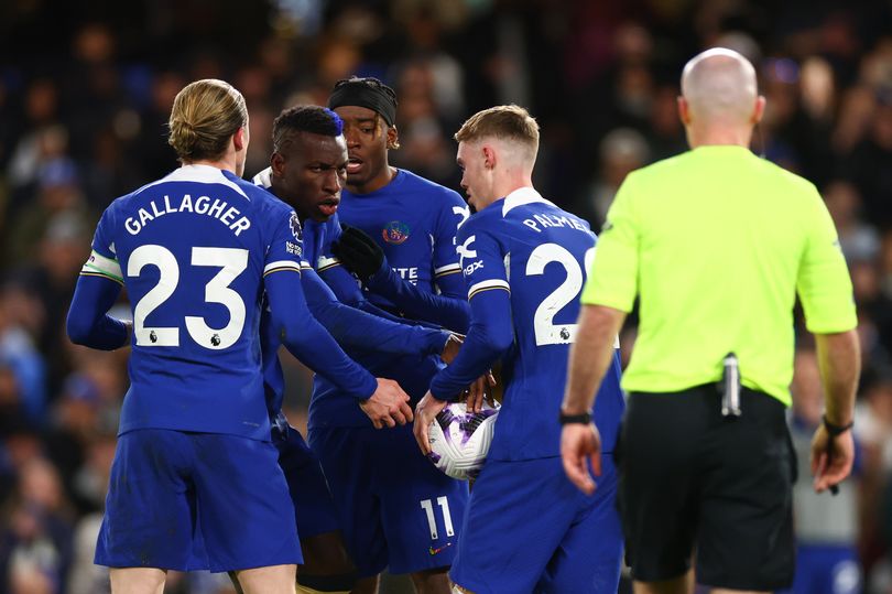 furious chelsea star refuses to celebrate cole palmer goal after angry penalty confrontation