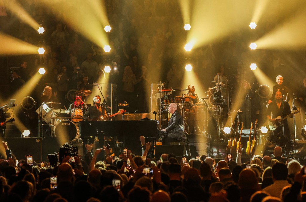 cbs apologizes after billy joel's 100th madison square garden show broadcast was cut off during ‘piano man'