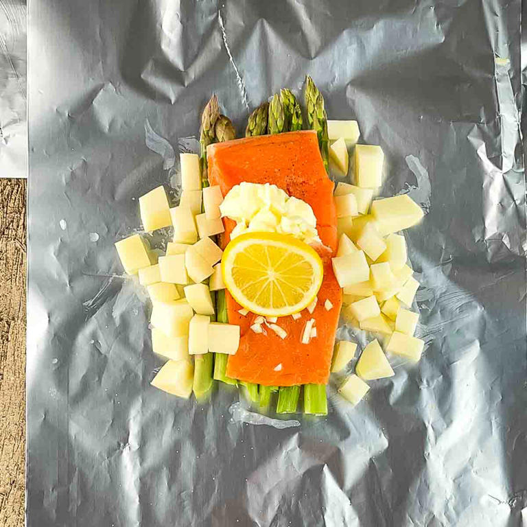 Baked Salmon with Asparagus and Potatoes in Foil