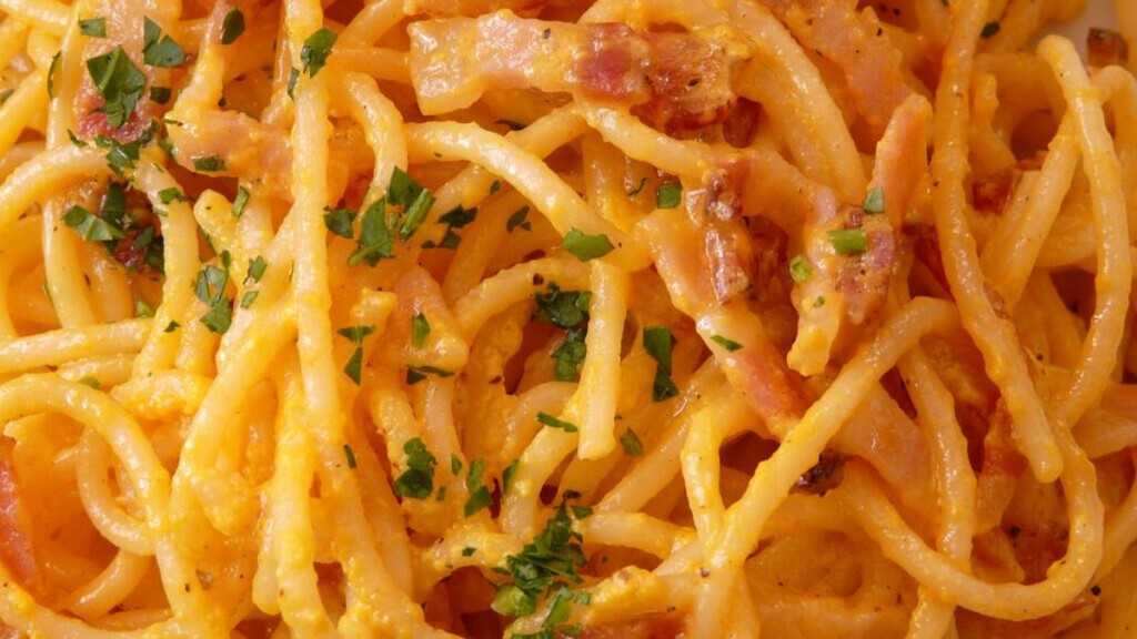 espagueti rojo con queso amarillo: una pasta cremosa lista en 20 minutos