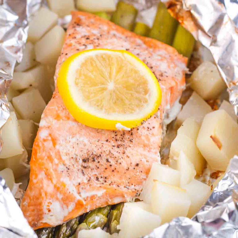 Baked Salmon with Asparagus and Potatoes in Foil