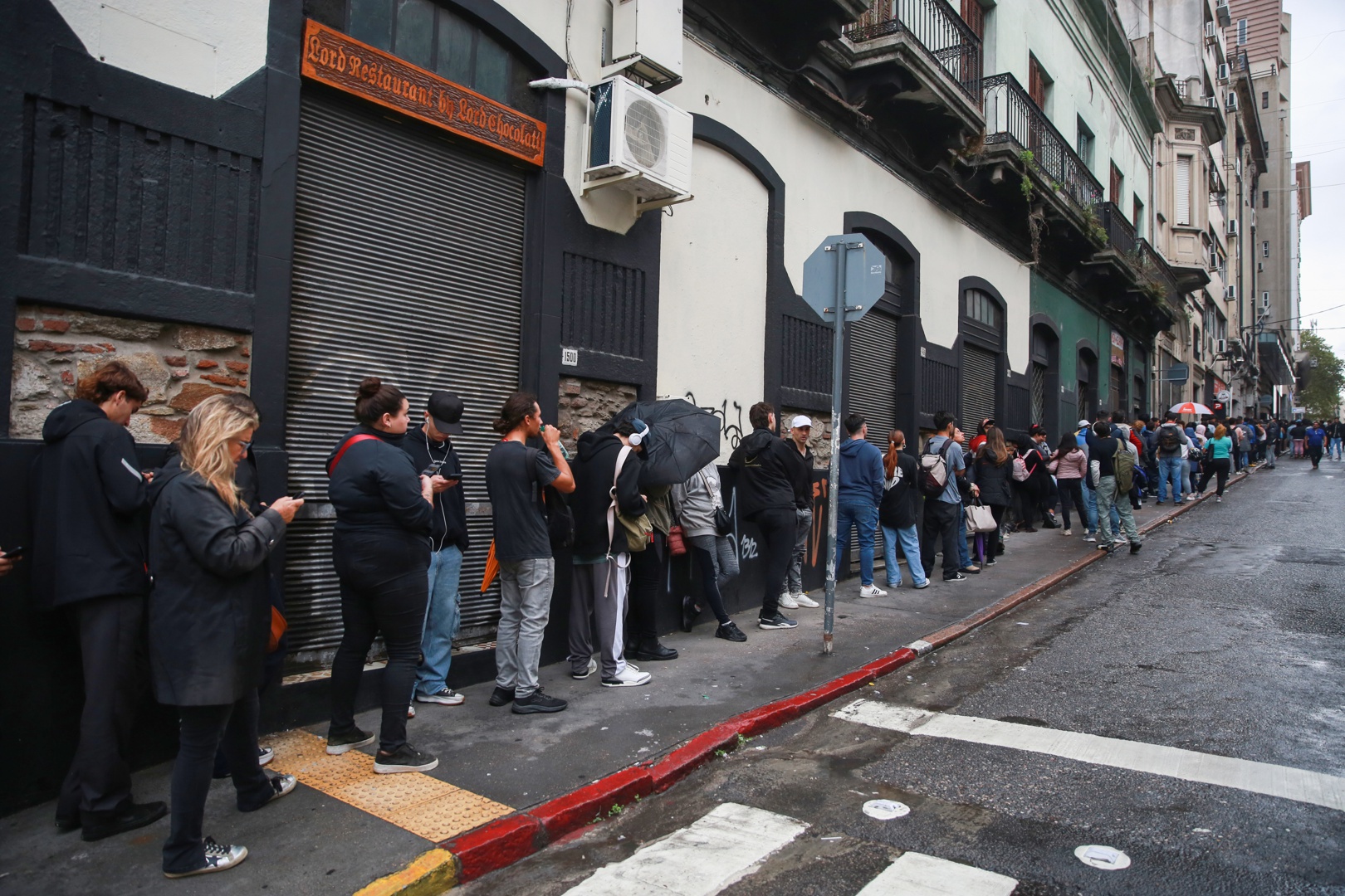 uruguayos hacen una larga fila bajo lluvia para obtener la credencial cívica