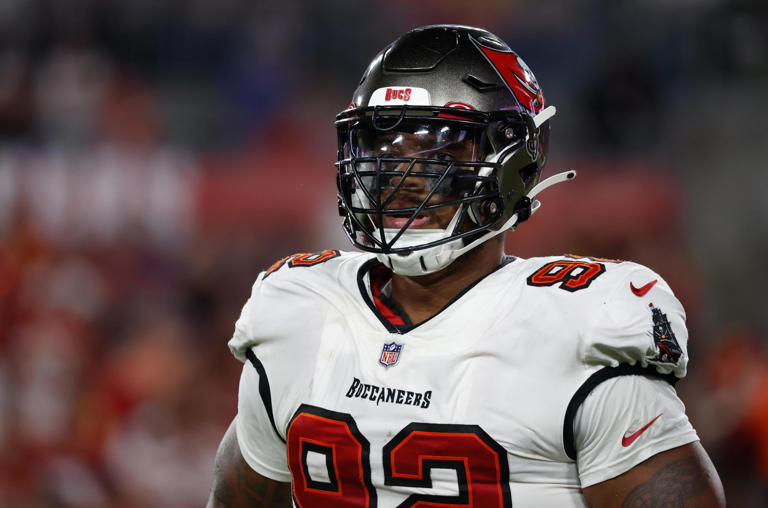 Bucs re-sign DL William Gholston