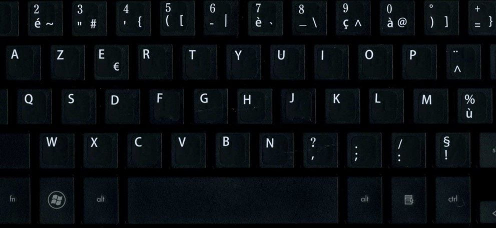 conoce el origen del teclado qwerty: ¿por qué ordenaron las letras de esa forma?