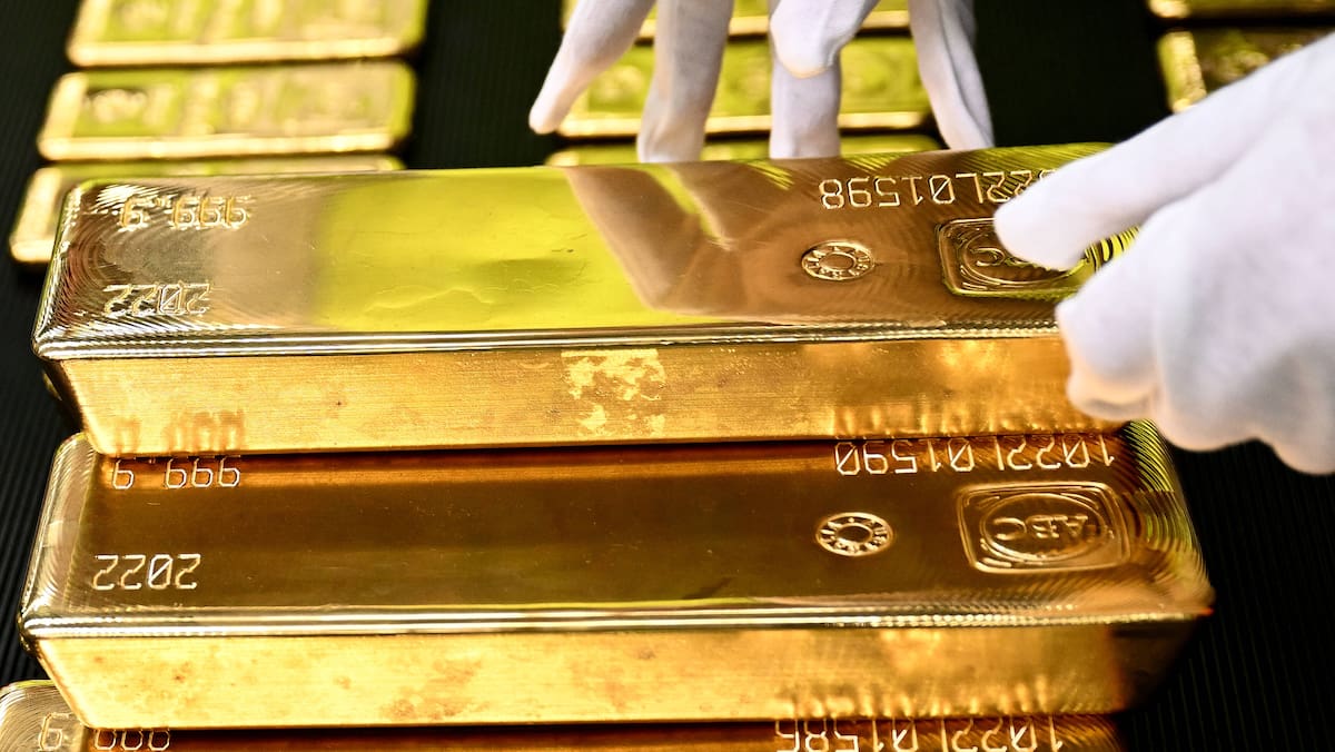 goldpreis auf rekordkurs – blick nimmt die edelmetalle unter die lupe: solltest du jetzt noch rohstoffe kaufen?