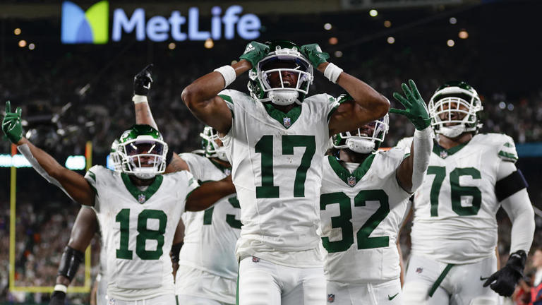 New York Jets new uniforms revealed. See Gang Green's new logo and ...