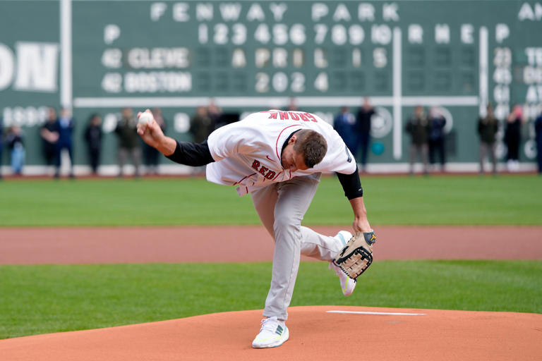 2 Gronk spikes! Rob Gronkowski steals show at Boston Marathon, Red Sox game