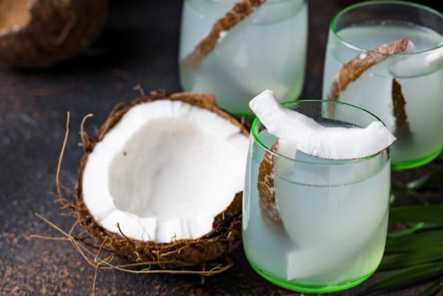 los beneficios del agua coco y su efecto en la salud: las enfermedades que puede evitar
