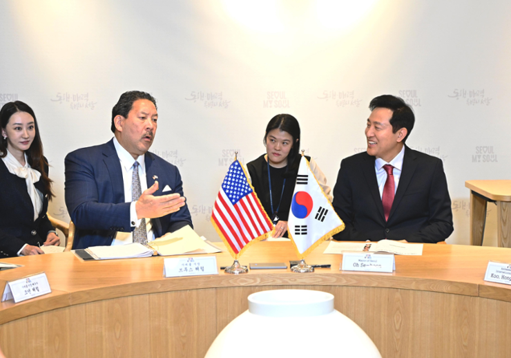 Seattle Mayor Bruce Harrell, second from left, and Seoul Mayor Oh Se-hoon, right, hold talks about Seoul's urban policies at Seoul City Hall, Monday. Courtesy of Seoul Metropolitan Government 