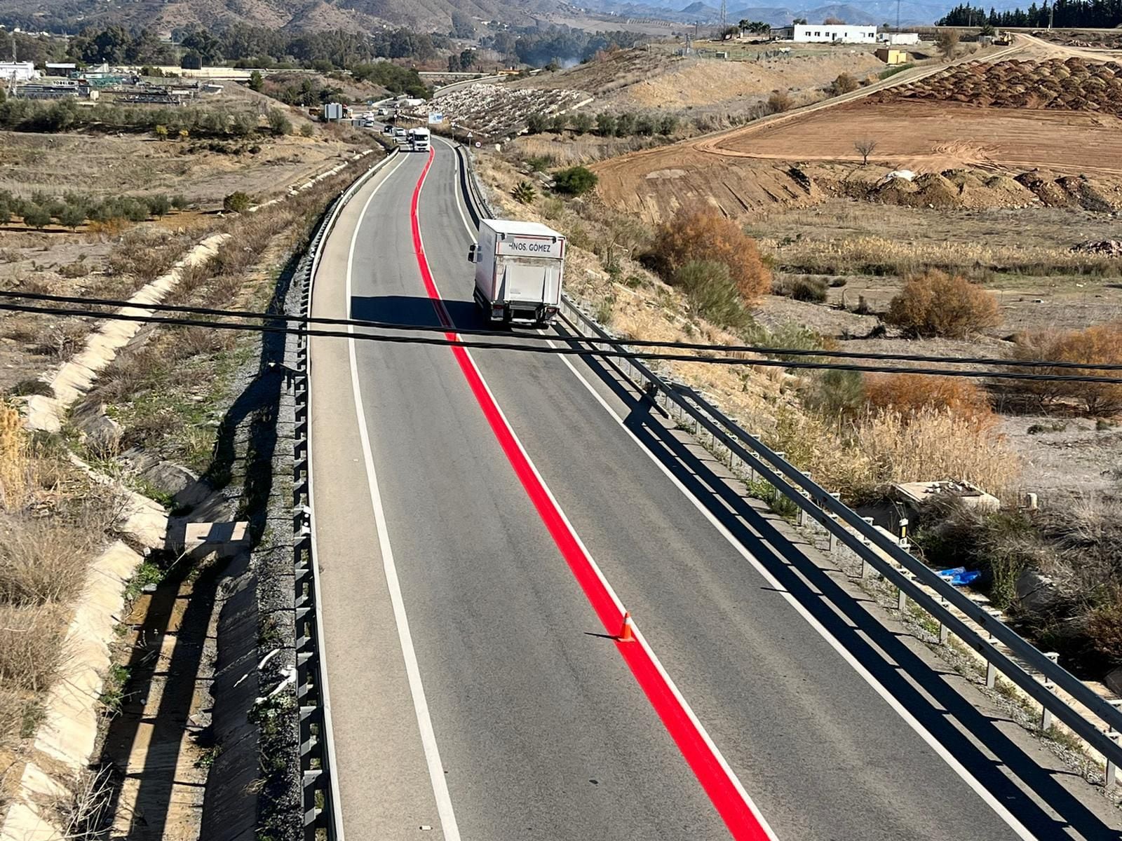la gran línea roja de la dgt que comienza a aparecer en las carreteras españolas