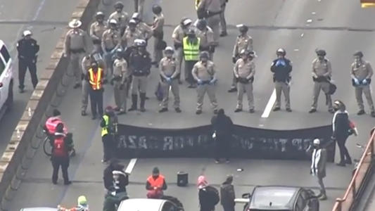 Golden Gate Bridge traffic completely blocked by pro-Palestinian protest<br><br>