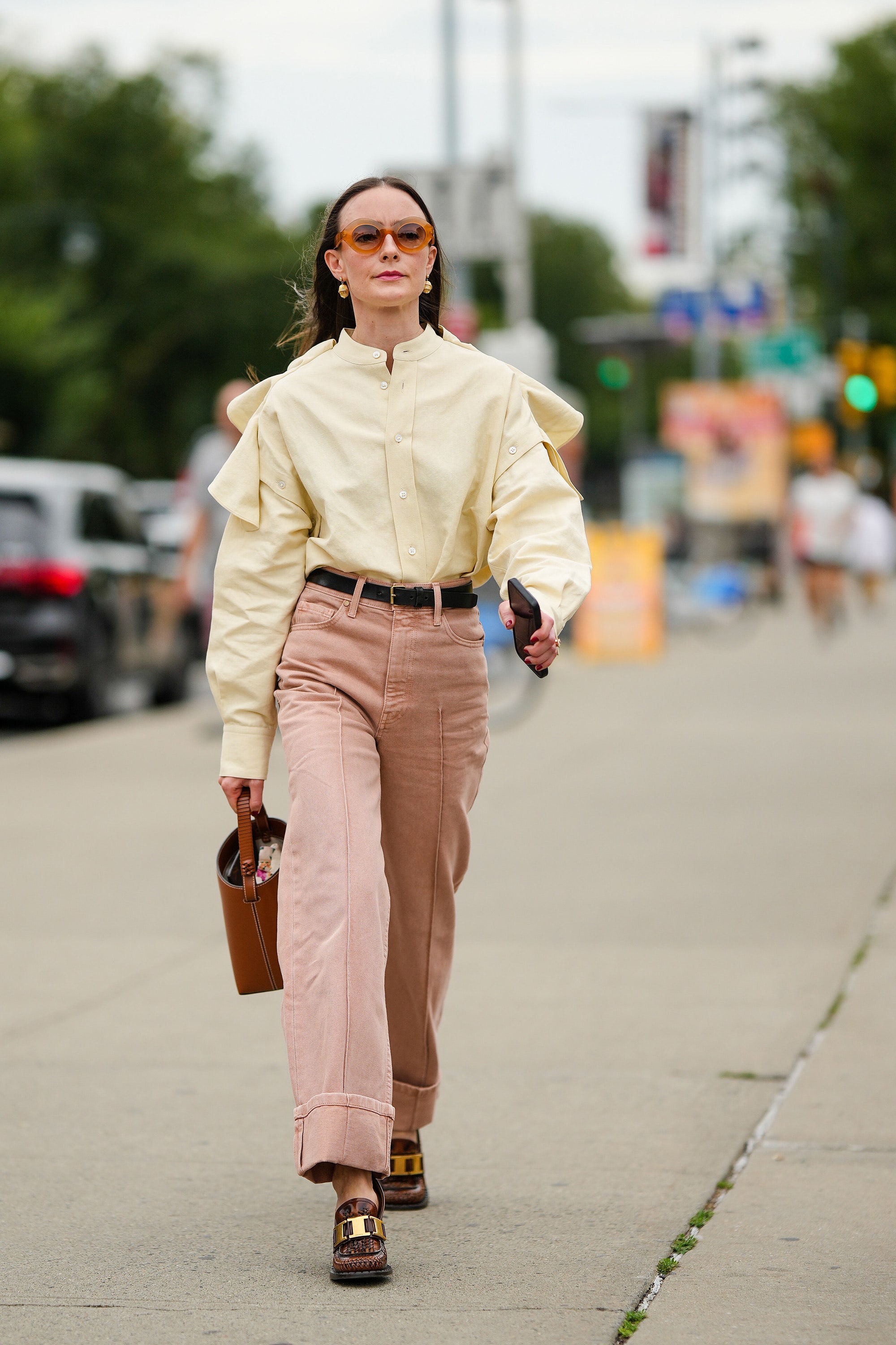 las ideas más elegantes para llevar camisas de lino con pantalones y faldas en primavera 2024 a tus 40+