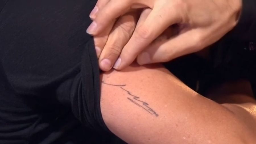martín bossi mostró en +caras la firma de su padre que tiene tatuada en su brazo derecho