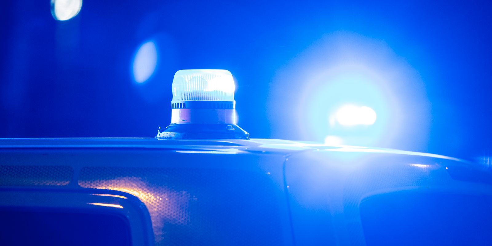 polisen avlossade skott i jakt på knivman i stockholm