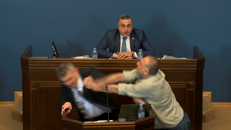verekedéssé fajult a vita georgia parlamentjében, orbitális jobbost osztottak ki