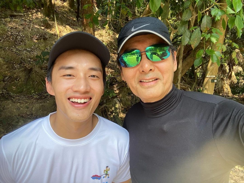 ‘abang adik’ star jack tan meets his idol chow yun-fat while jogging in hong kong (video)
