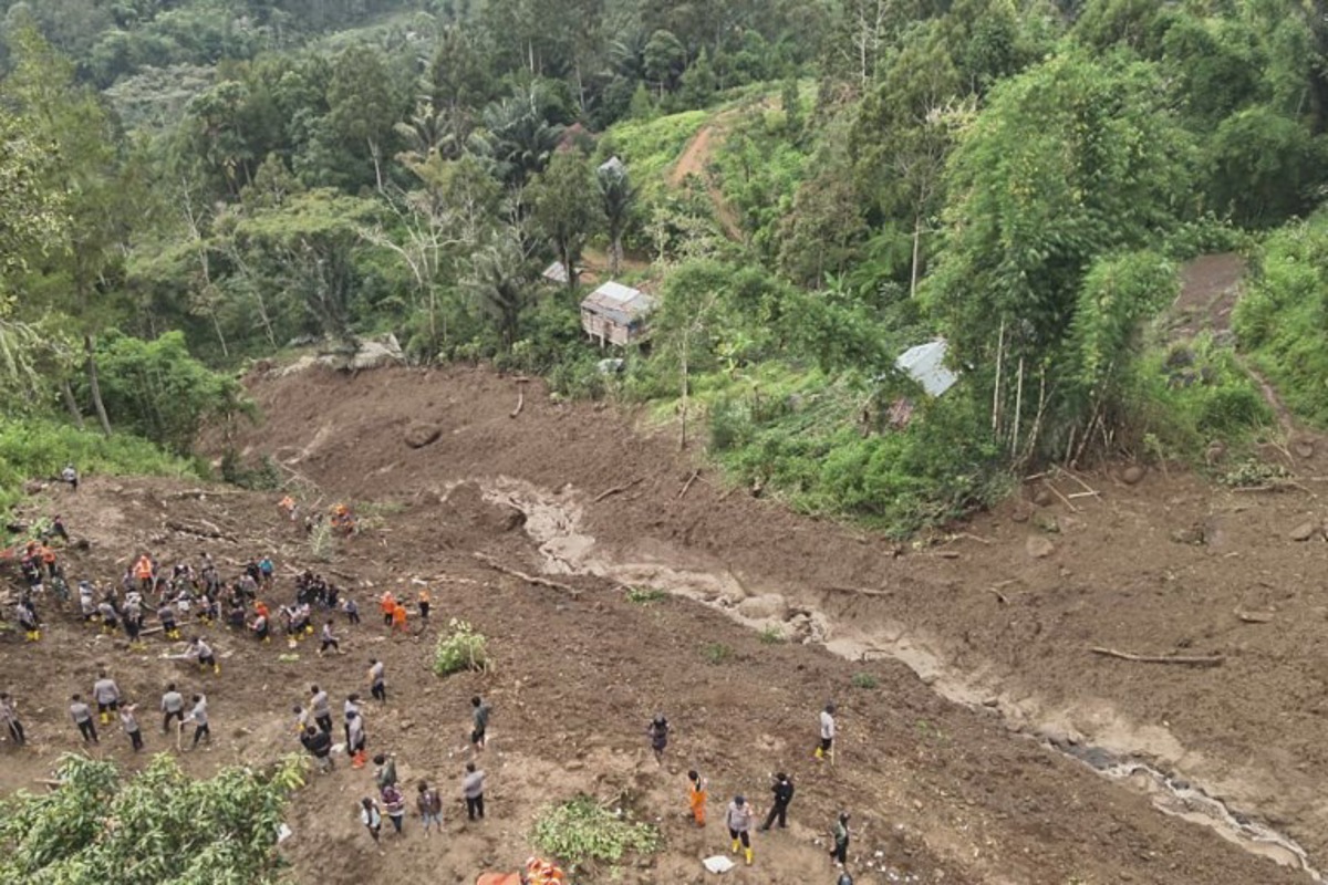le bilan final d'un glissement de terrain en indonésie établi à vingt morts