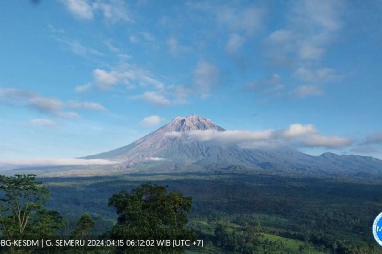 gunung semeru erupsi 3 kali, ketinggian letusan capai 600 meter