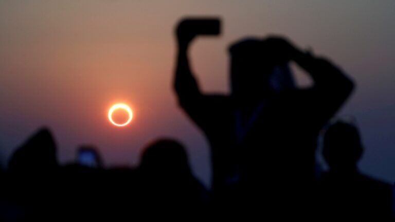 ¿te quedaste con ganas de ver el eclipse solar total? estos son todos los que se vienen en la próxima década