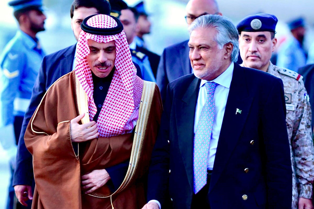 how to, saudi foreign minister arrives in pakistan to discuss how to help with the country's economic crisis