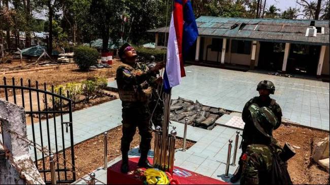 bentrok di myanmar, bendera pemberontak karen berkibar di pangkalan militer