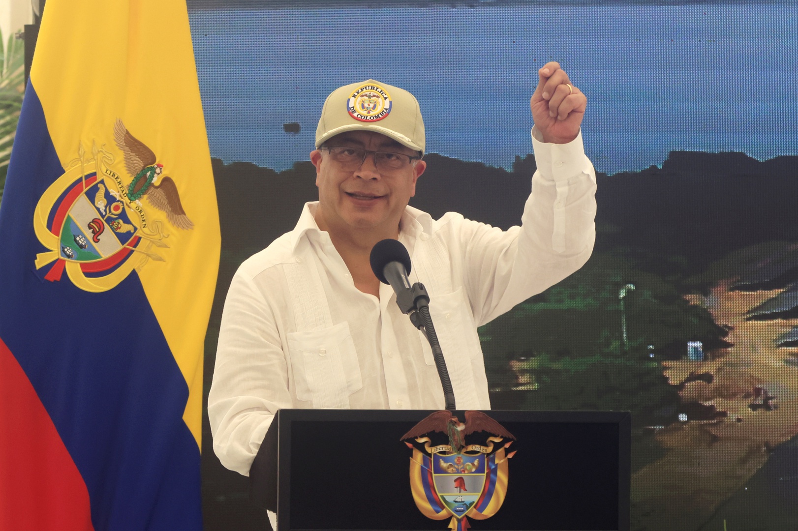 petro suspende la reunión de gabinete con ecuador por la violación de la embajada mexicana en quito