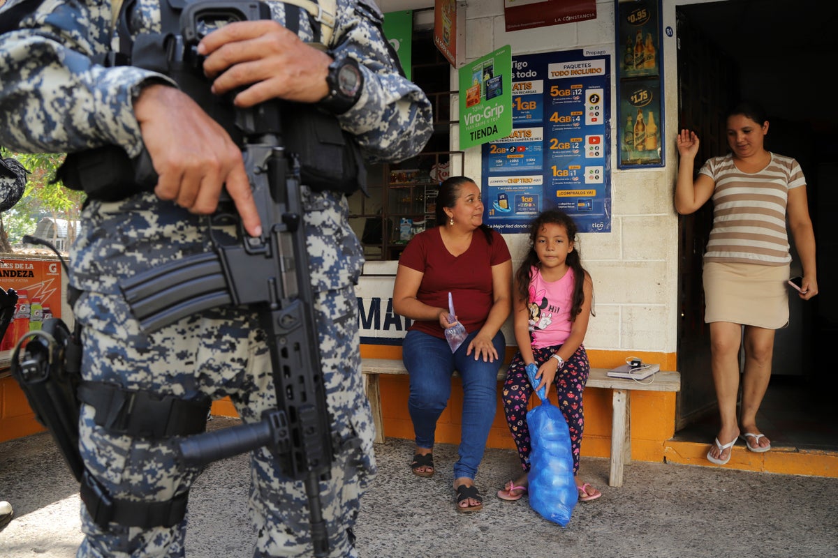 la mayoría de salvadoreños apoya el régimen de excepción de bukele contra pandillas, según encuesta