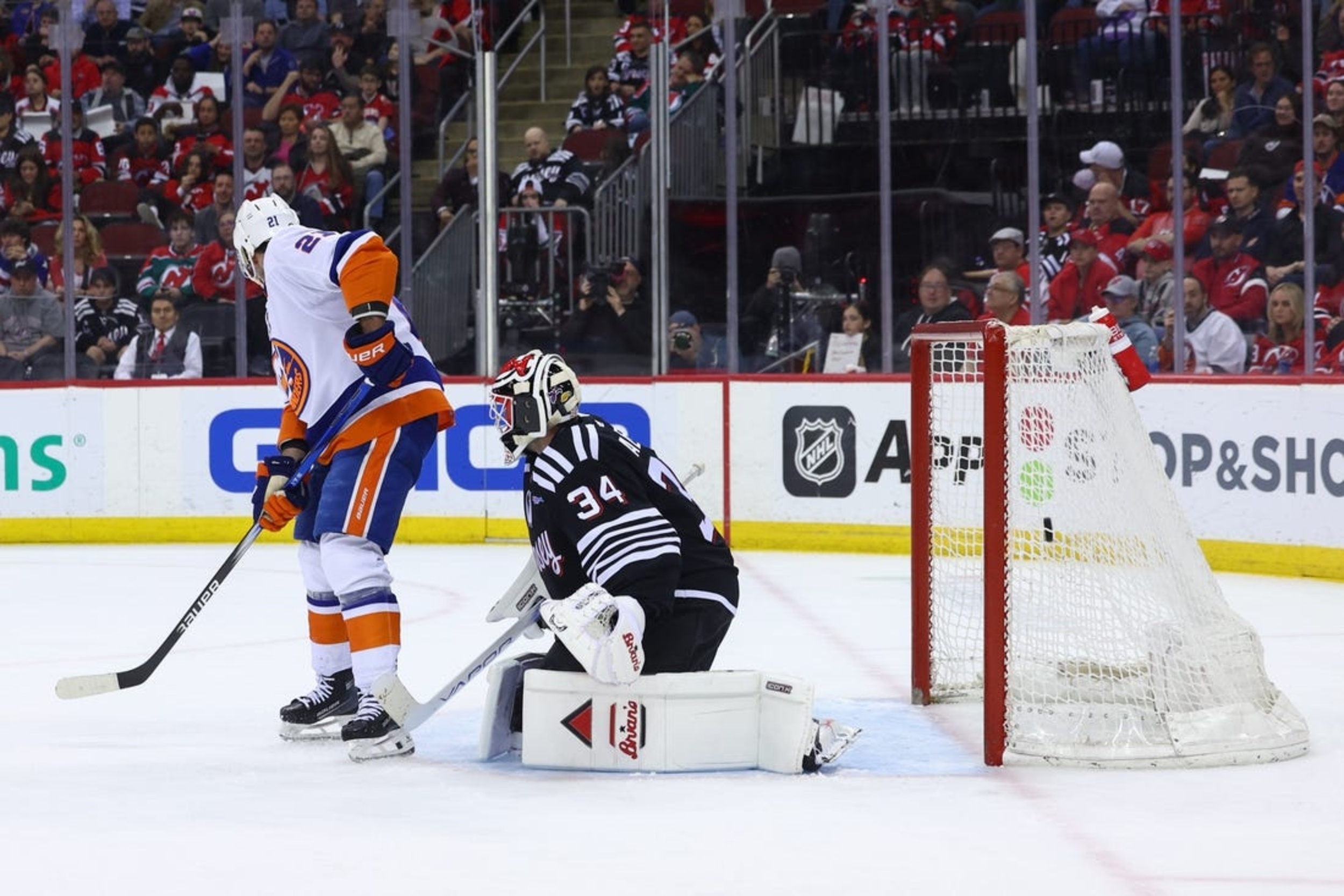 Islanders Dump Devils, Clinch Playoff Berth