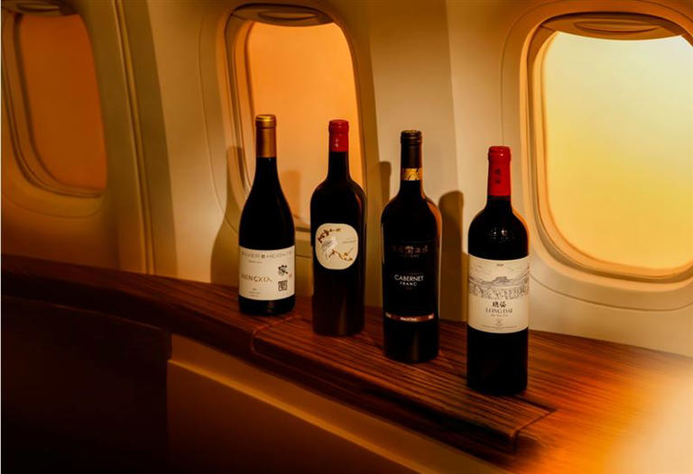 國泰航空提供葡萄酒供旅客品嚐。（圖／國泰航空提供）