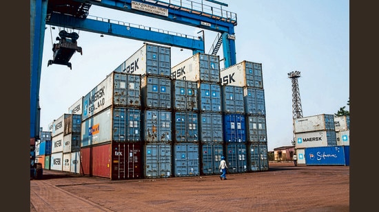 india’s overall exports hit record $776.7 bn in fy24