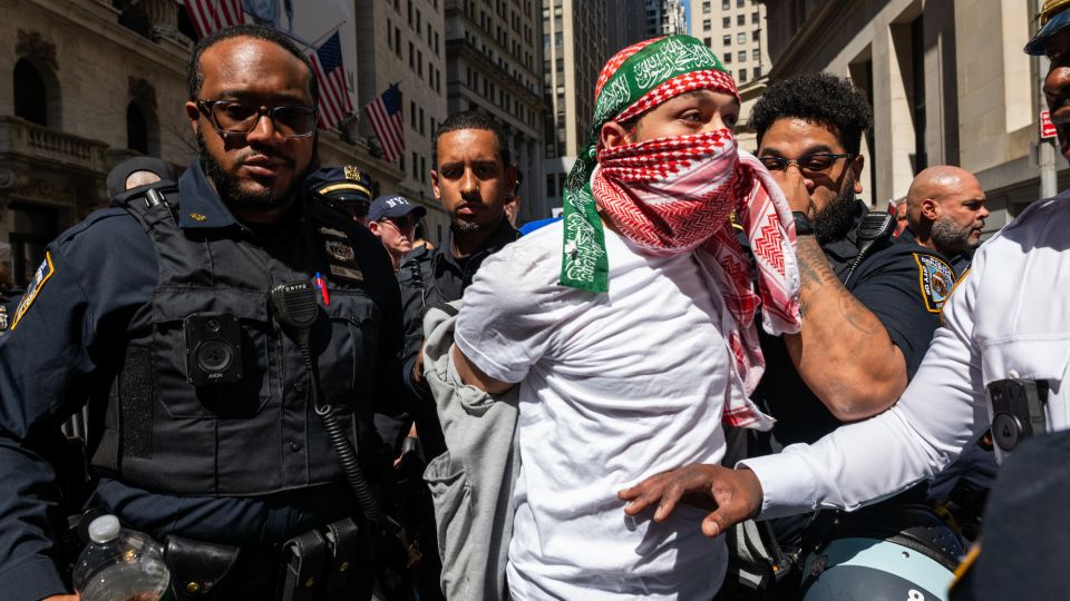 pro-palestinian protesters disrupt traffic at golden gate bridge, o’hare airport and other sites across us