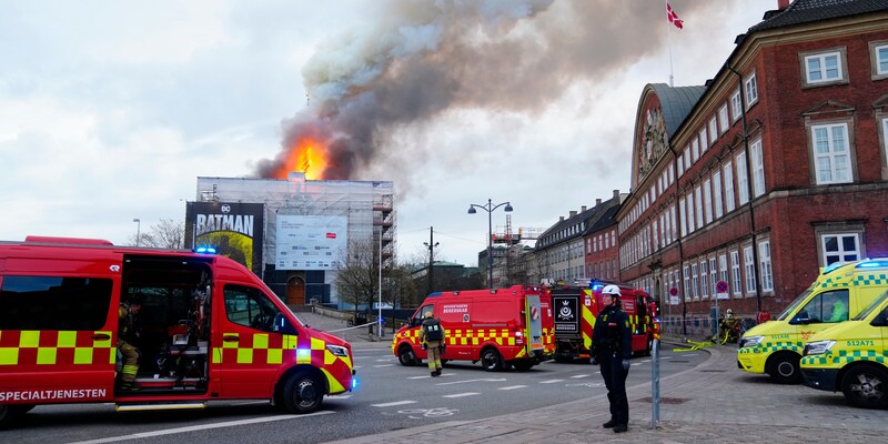 „notre-dame-moment“ der dänen - fassade der alten börse in kopenhagen nach brand eingestürzt