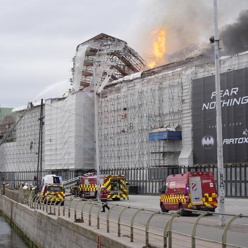 brandursache noch unklar: historische börse in kopenhagen steht in flammen