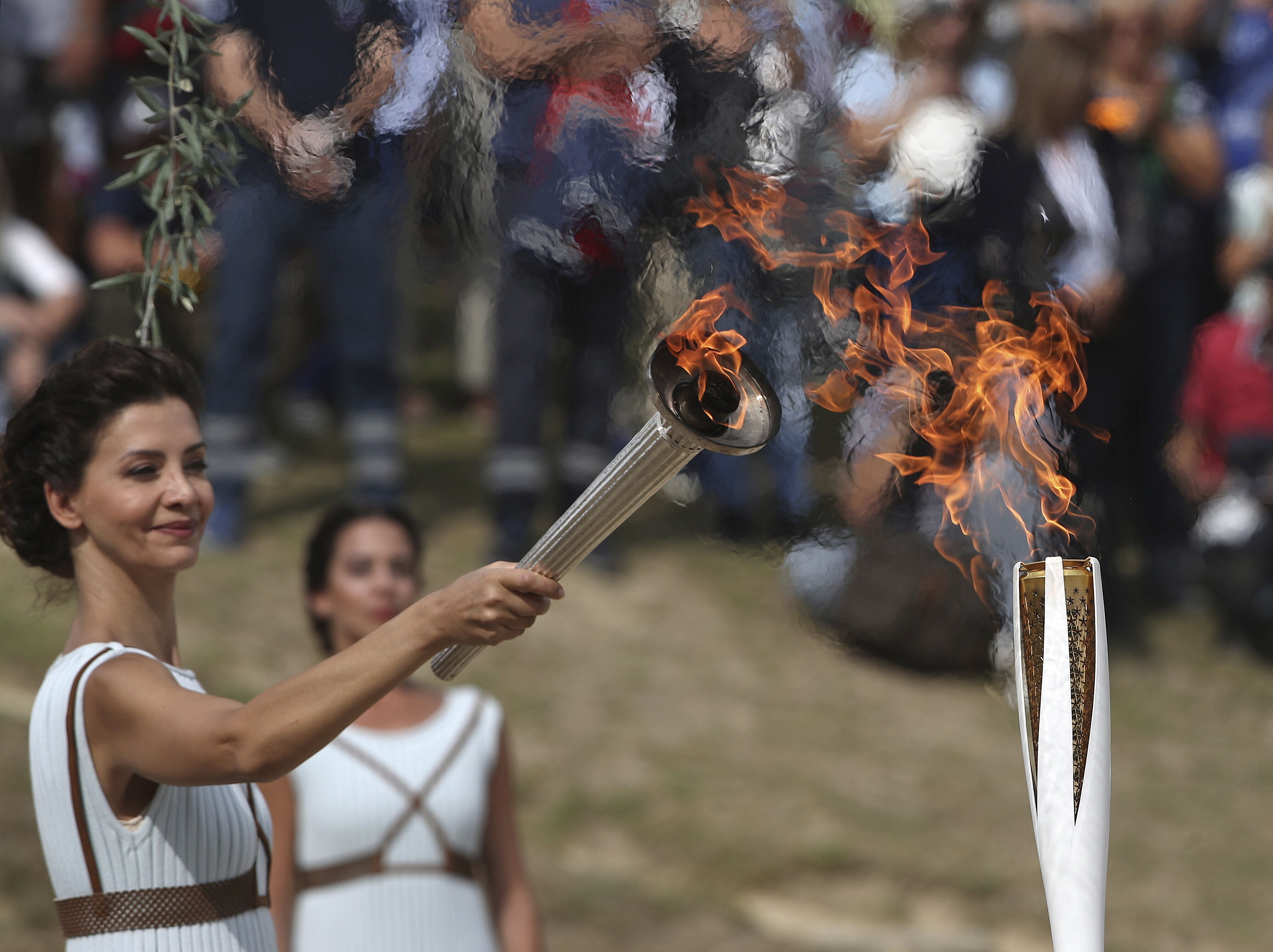 Allumage De La Flamme Olympique Météo Capricieuse Grande Prêtresse Et Torche Design 