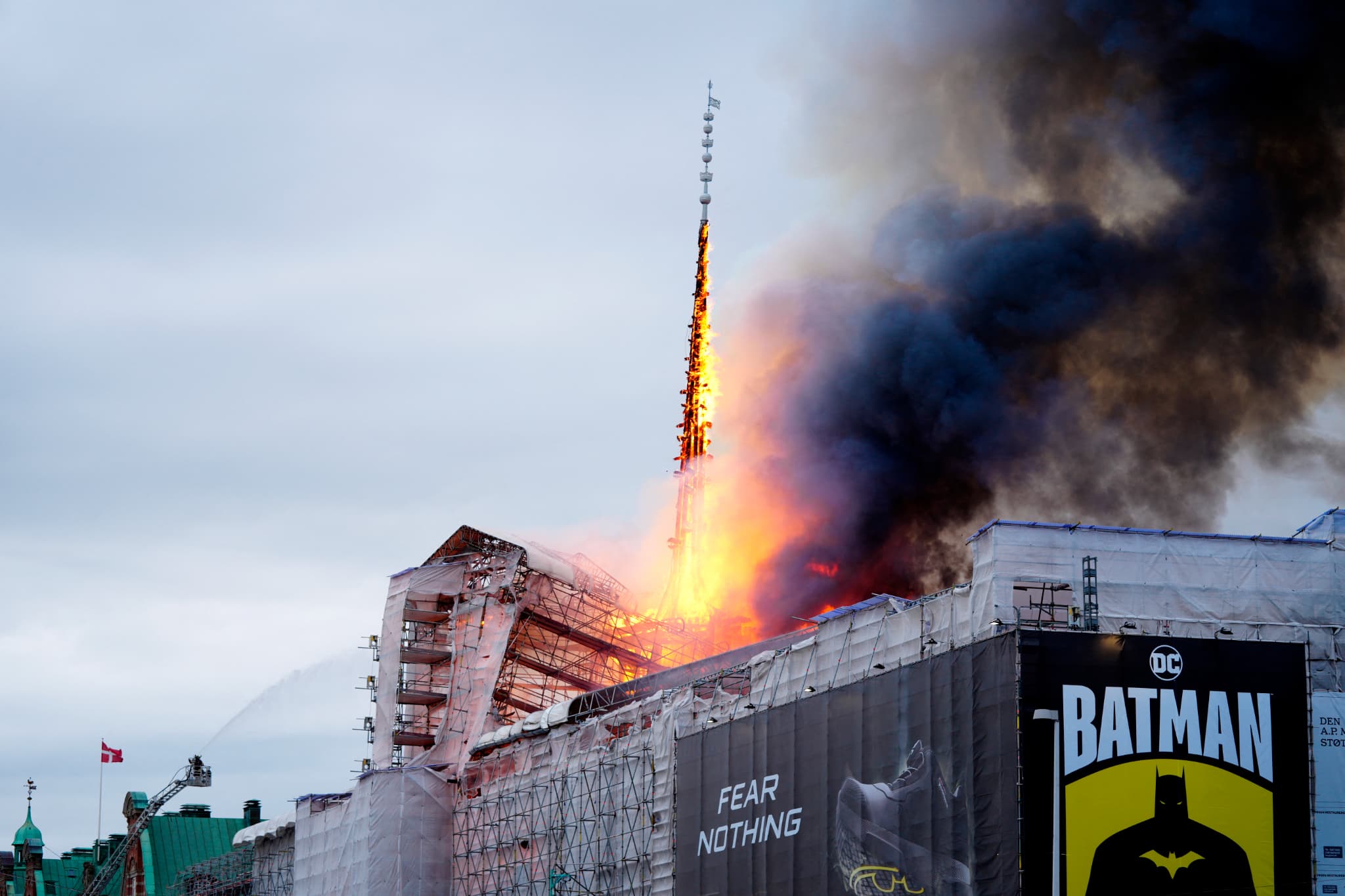 copenhague: la flèche de la bourse haute de plus de 50 mètres prend feu et s'effondre