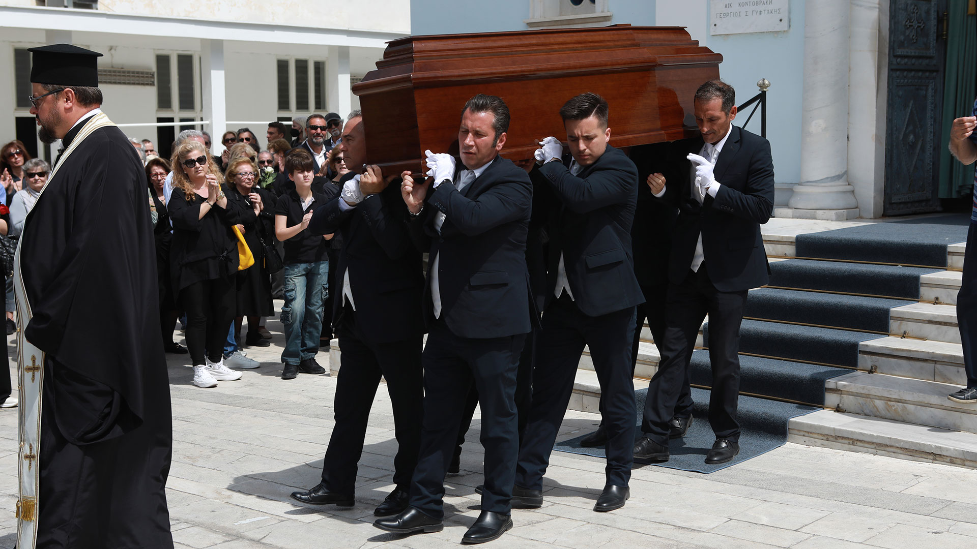γιάννης φέρτης: πλήθος κόσμου στο α’ νεκροταφείο για το «τελευταίο αντίο»
