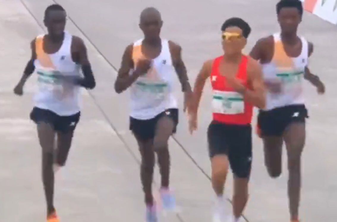 la polémica victoria de un atleta chino obliga a la media maratón de pekín a abrir una investigación, ¿qué pasó?