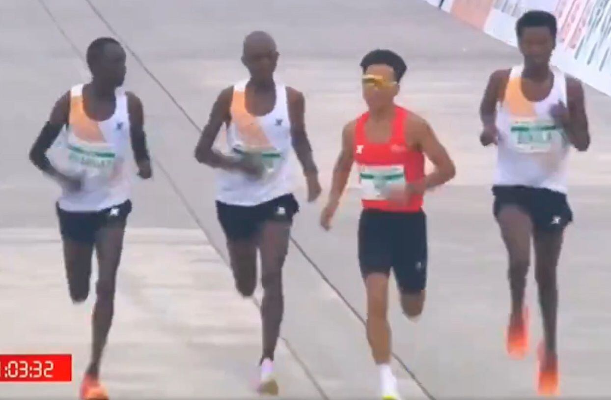 la polémica victoria de un atleta chino obliga a la media maratón de pekín a abrir una investigación, ¿qué pasó?