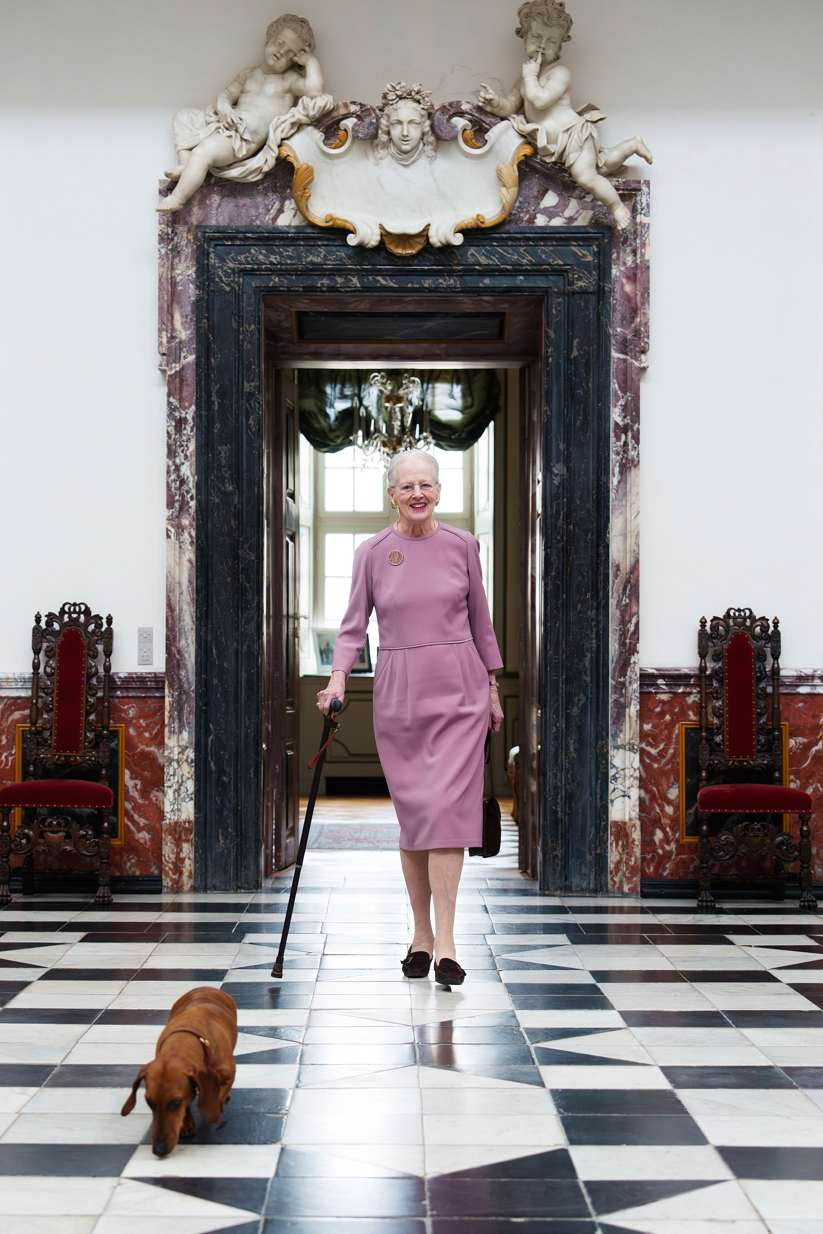 margarita de dinamarca cumple 84º años: nuevo posado con un broche especial y una fiesta privada