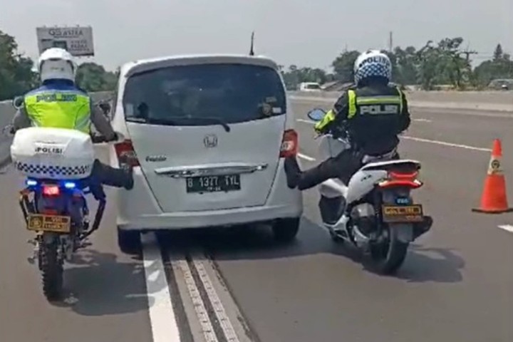 aksi duo polisi 'stut' mobil pemudik yang mogok di tol japek: lumayan pegal