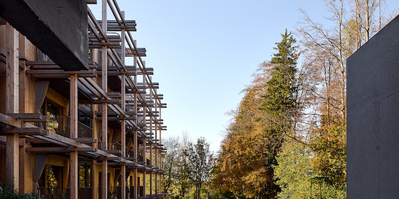 bayerisches wellnesshotel - tüftler-hotel wird mit holzfassade zum energiesparer-haus