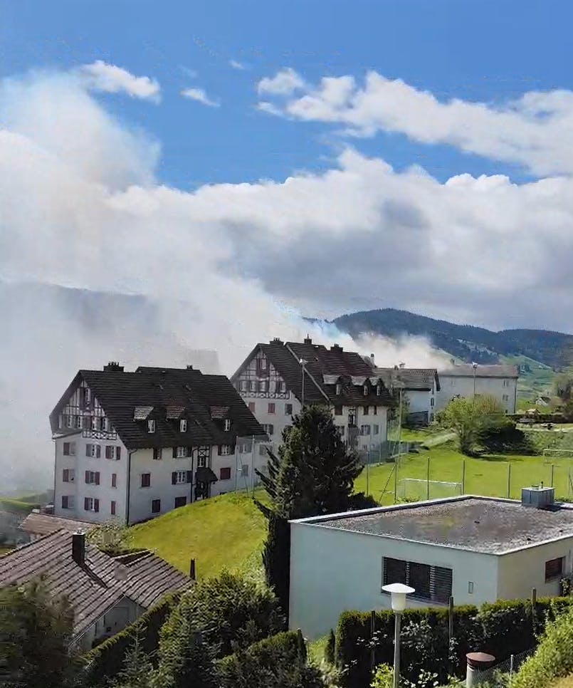 starke rauchentwicklung: mehrfamilienhaus in wädenswil brennt