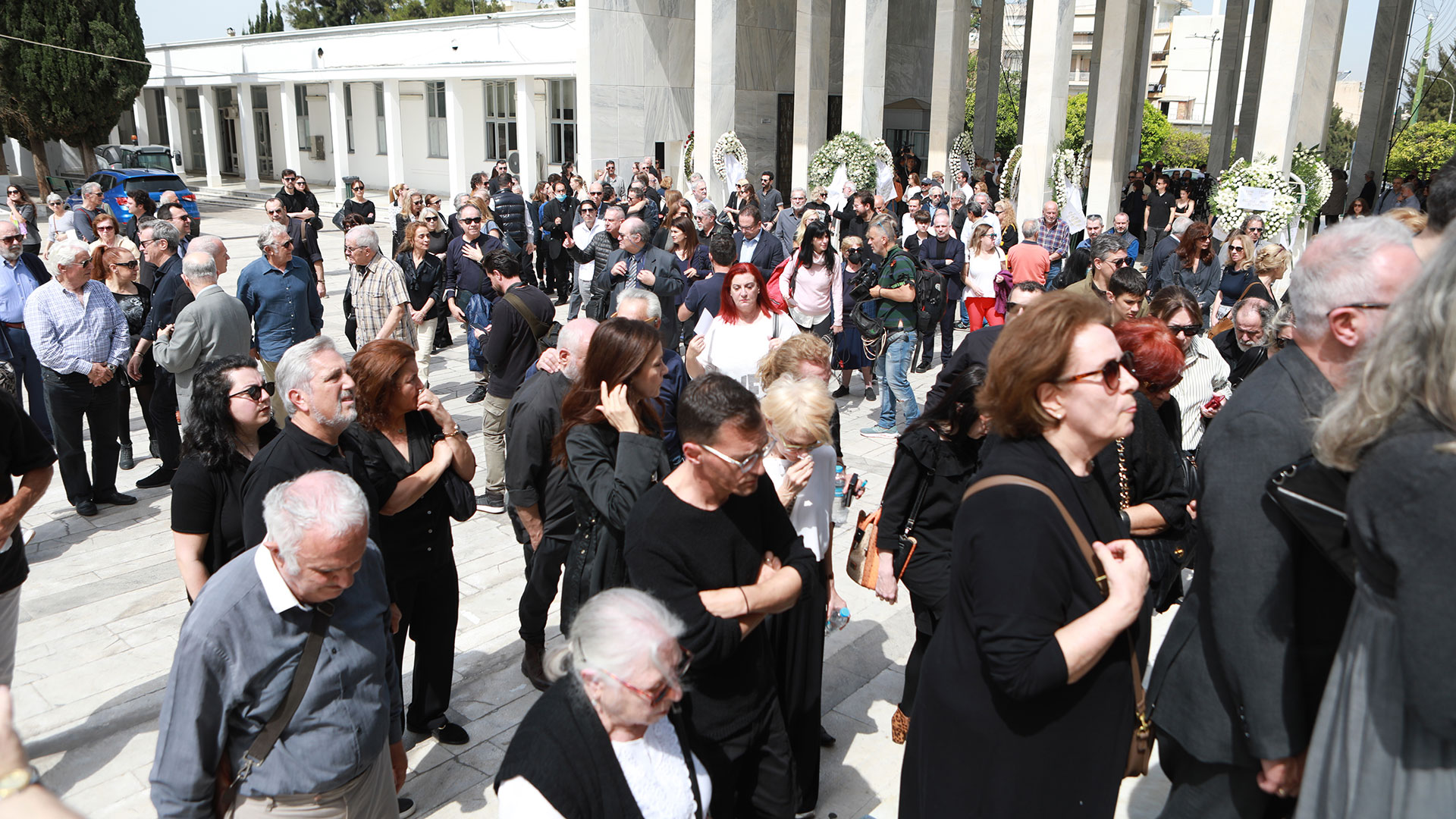 γιάννης φέρτης: πλήθος κόσμου στο α’ νεκροταφείο για το «τελευταίο αντίο»