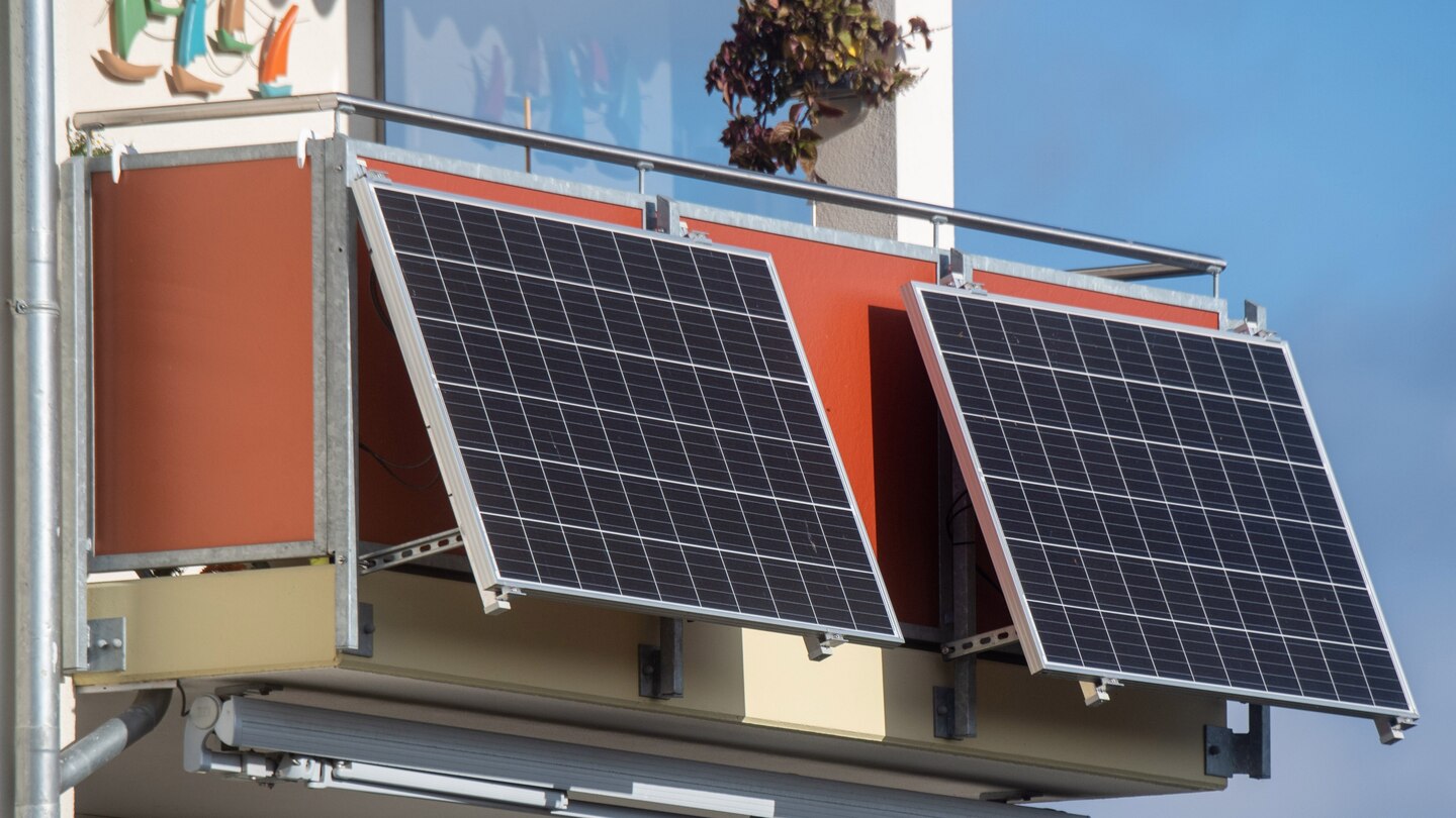 push für balkonkraftwerke, dämpfer für private anlagen: solarpaket 1 ist durch