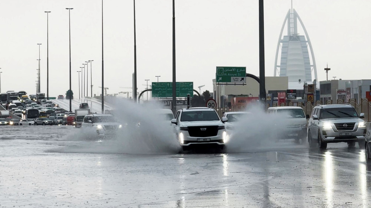 ασυνήθιστες εικόνες από το ντουμπάι: πλημμυρισμένοι δρόμοι - «βάρκες» τα αυτοκίνητα - βίντεο