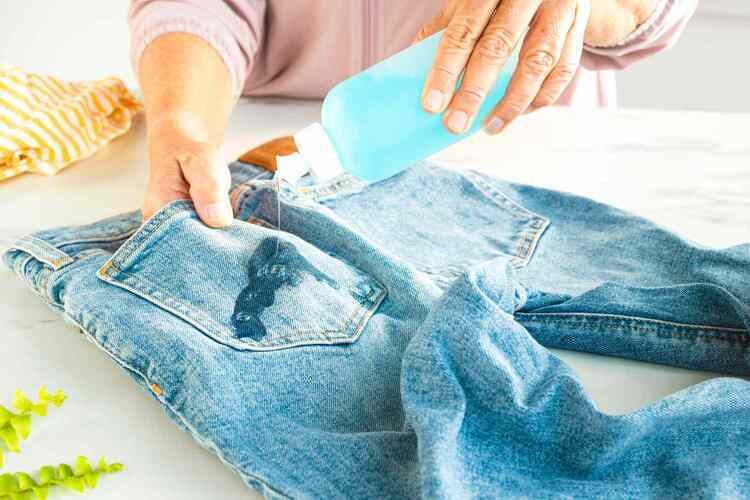 cara membersihkan celana jeans dari noda minyak membandel, cuci dengan bahan dapur ini