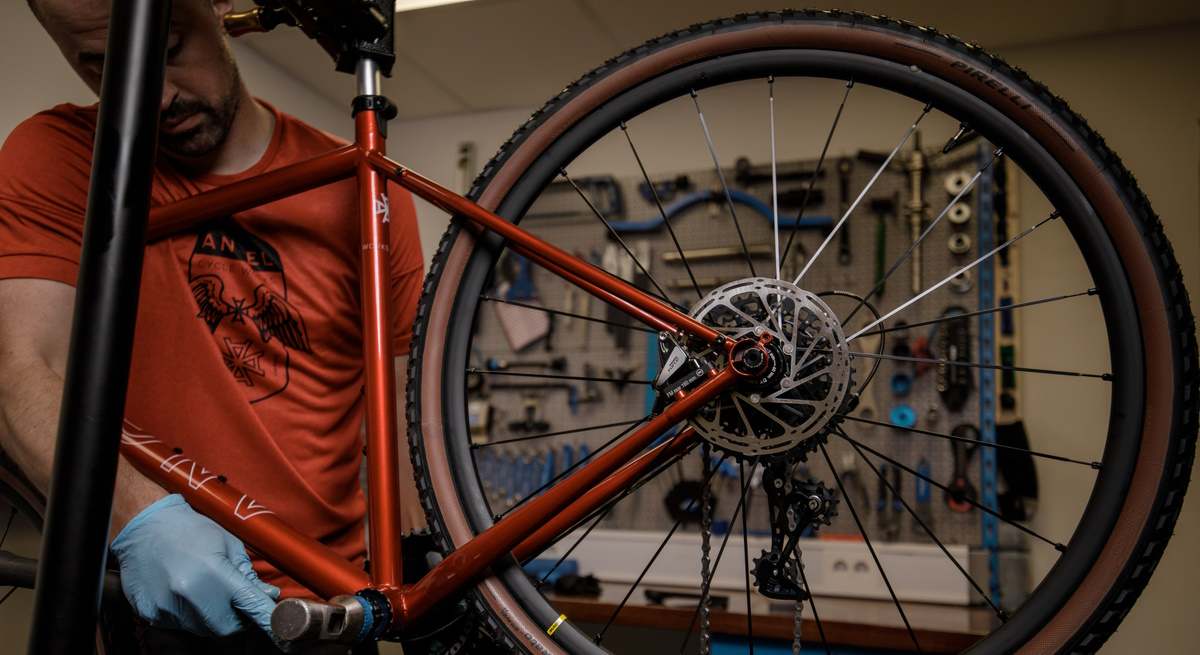una empresa gallega triunfa con sus bicicletas artesanas de titanio de alta gama