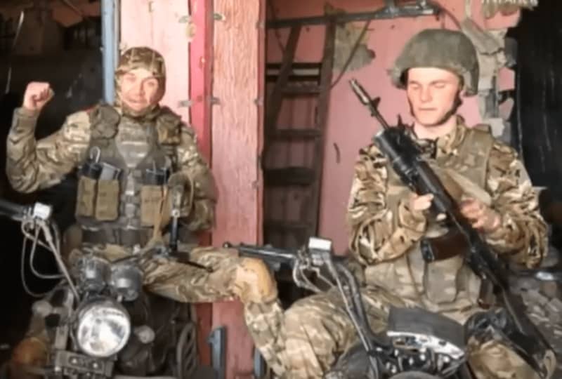 mit dem motorrad in den krieg: russland will den ukrainischen drohnen davonrasen