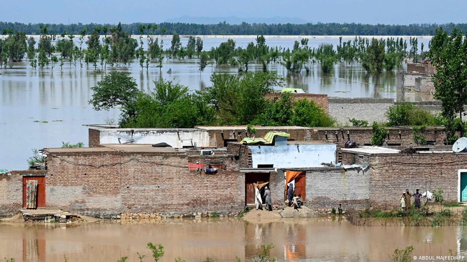 pakistan: lightning, rain kill dozens